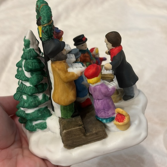 Dicken’s Collectibles Christmas Village pieces - Picture 4 of 11
